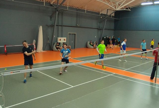 Komanchero, Badminton courts