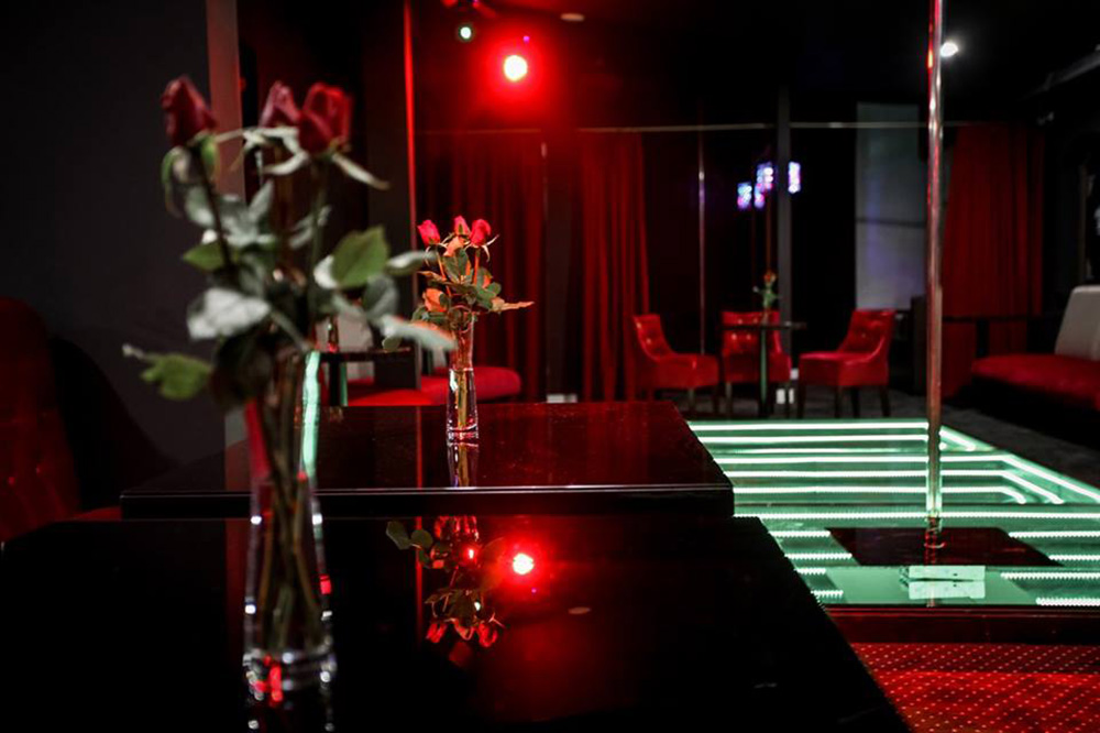 Show-bar restaurant 