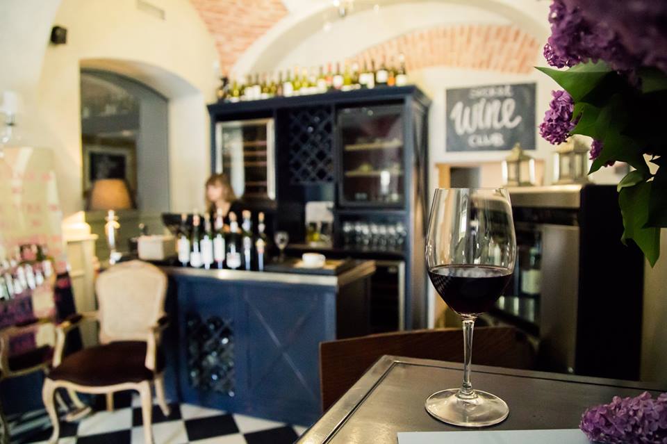 Le Bar. Wine & croissants